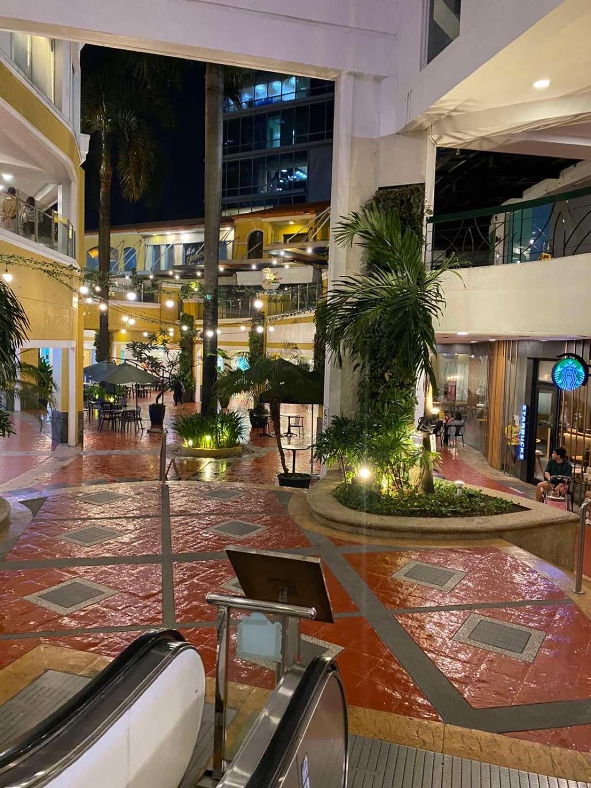 Classy 2Br Suite At Eastwood City With Pool And City Skyline View Маніла Екстер'єр фото